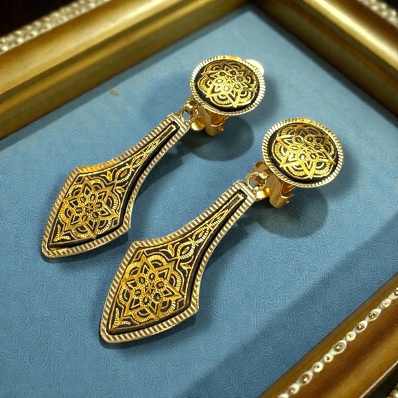 Vintage Damascene Gold & Black Deltoid Clip On Earrings - Picture 3 of 5